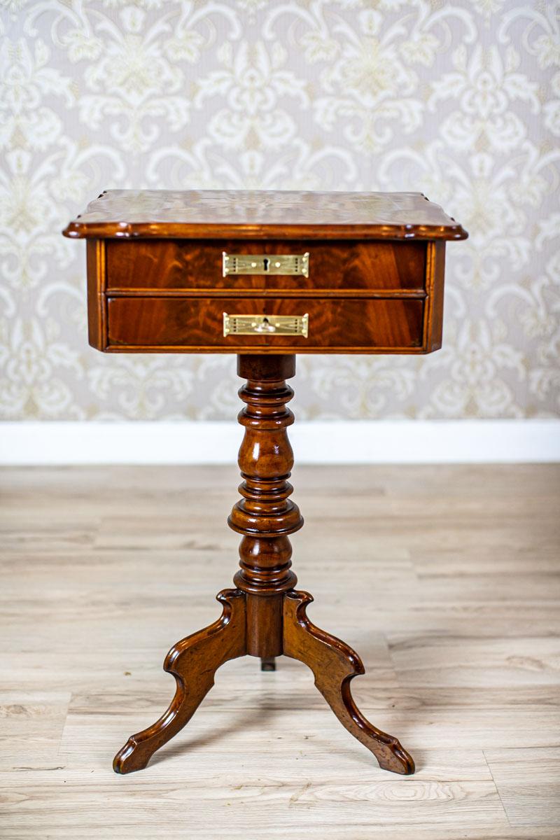 19th-Century Louis Philippe Sewing Table with Inlaid Top

We present you a sewing table, circa 1860, in the Louis Philippe style.
The rectangular apron hides two drawers.
It is topped with a lifetable top with a wavy and profiled ridge.
Furthermore,
