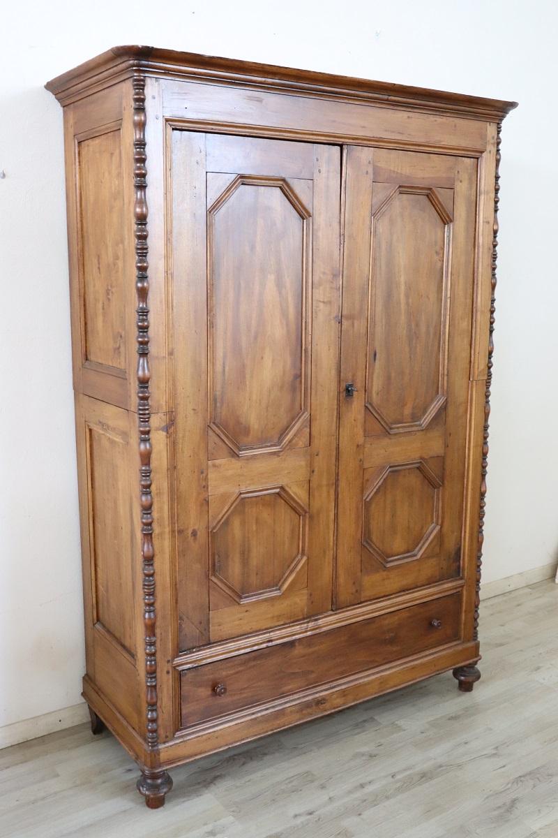 We present this fantastic Italian antique wardrobe from the mid-19th century, from the Louis Philippe period. A wardrobe with a timeless antique charm!

Made of solid poplar wood in a splendid light shade reminiscent of honey, easy to match with any
