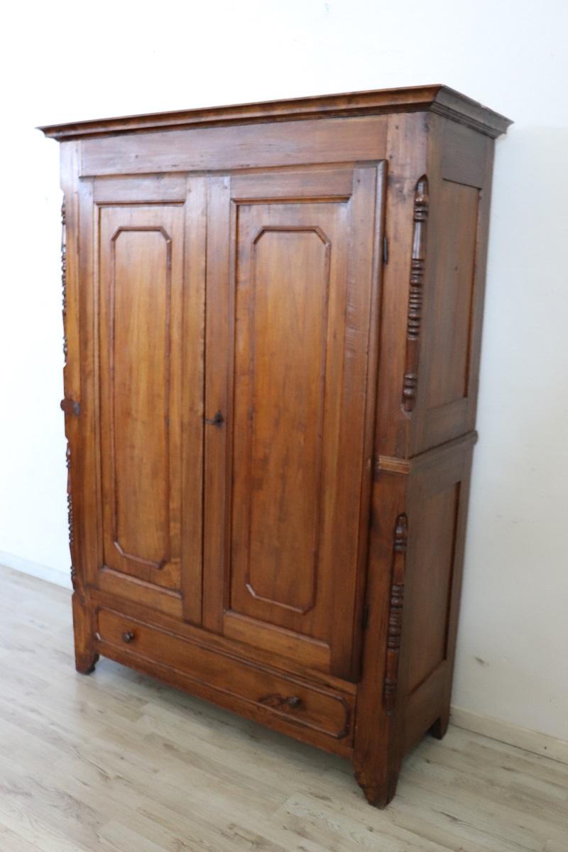 Introducing this fantastic mid-19th century Italian antique wardrobe, dating back to the Louis Philippe period. A wardrobe with a timeless antique charm!

Made of solid poplar wood in a beautiful light shade that is easy to match with any furniture