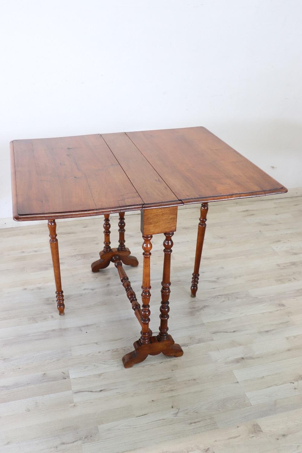 Lovely italian of the period Louis Philippe solid walnut tilt top table. Featuring legs with refined turned decoration. This table is perfect for small spaces, you can keep it closed and open it only when you need to use it with your guests. You can