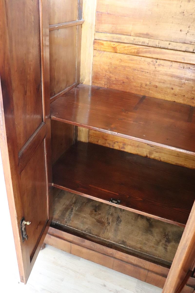19. Jahrhundert Louis Philippe Massivholz Nussbaum Antike Große Garderobe im Angebot 4