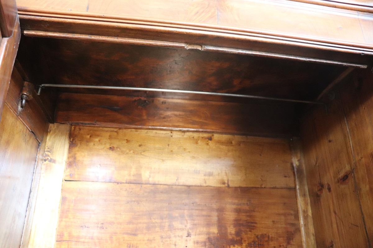 19. Jahrhundert Louis Philippe Massivholz Nussbaum Antike Große Garderobe im Angebot 5