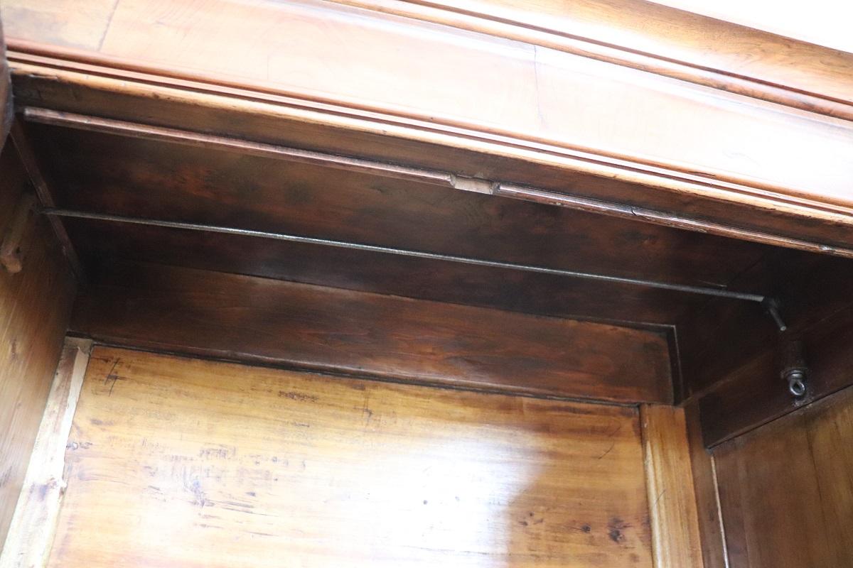 19. Jahrhundert Louis Philippe Massivholz Nussbaum Antike Große Garderobe im Angebot 6