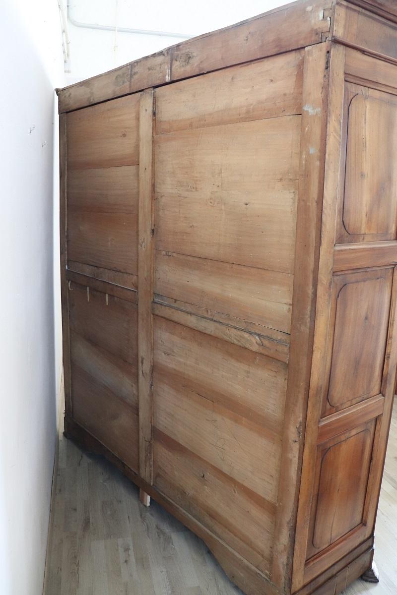19. Jahrhundert Louis Philippe Massivholz Nussbaum Antike Große Garderobe im Angebot 7