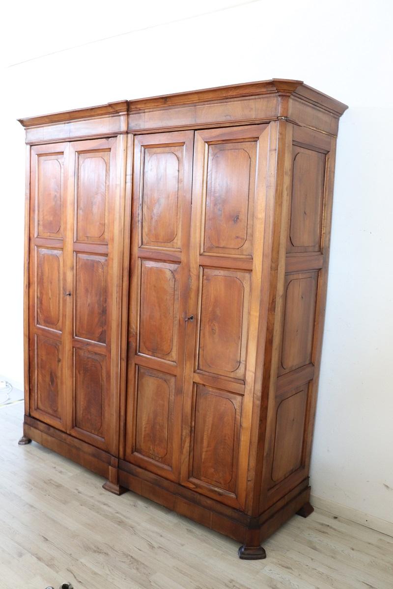 Wir präsentieren diesen spektakulären antiken Kleiderschrank aus massivem Nussbaumholz, der Mitte des 19. Jahrhunderts in Italien aus der Louis-Philippe-Periode hergestellt wurde.

Dieser Kleiderschrank ist sehr selten für seine große Größe, mit