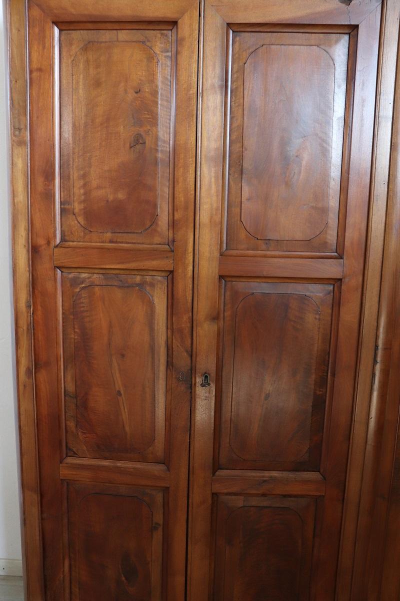 19. Jahrhundert Louis Philippe Massivholz Nussbaum Antike Große Garderobe (Italienisch) im Angebot