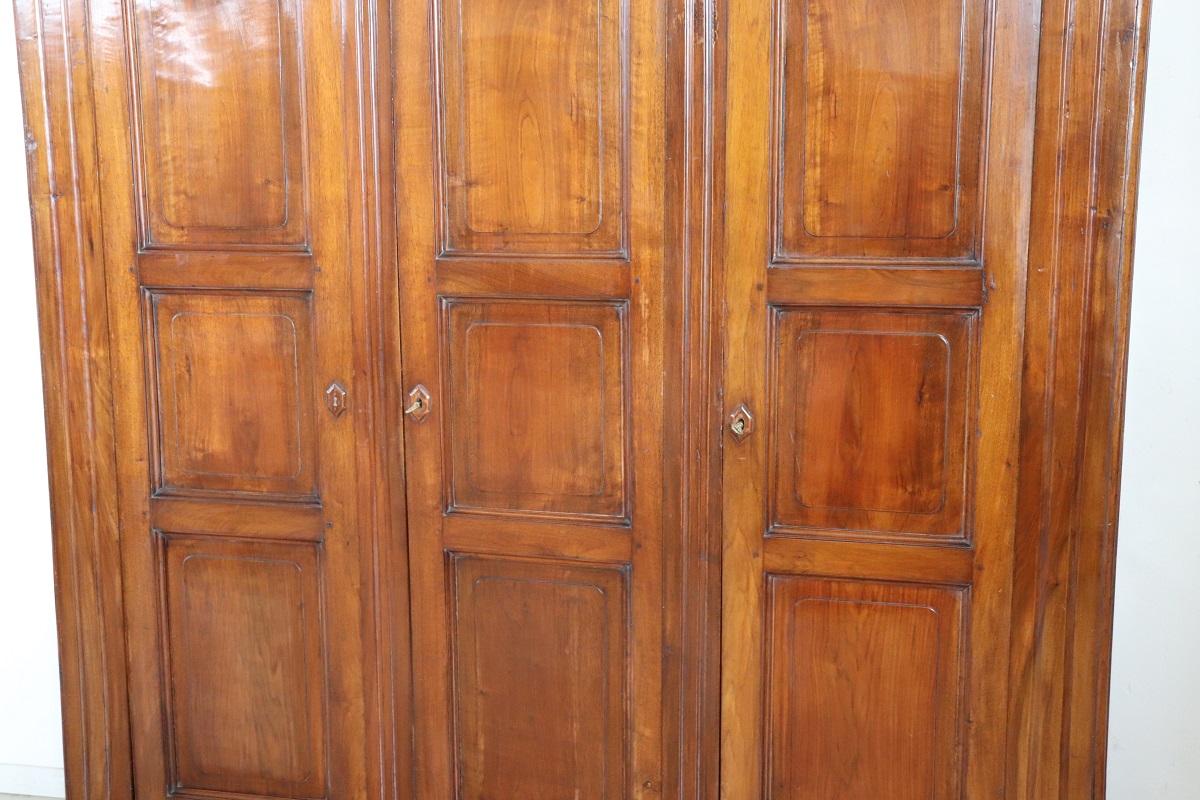 19th Century Louis Philippe Solid Walnut Wood Antique Large Wardrobe In Good Condition For Sale In Casale Monferrato, IT
