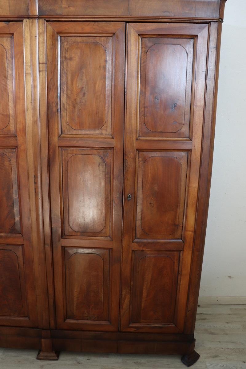 19. Jahrhundert Louis Philippe Massivholz Nussbaum Antike Große Garderobe im Zustand „Gut“ im Angebot in Casale Monferrato, IT