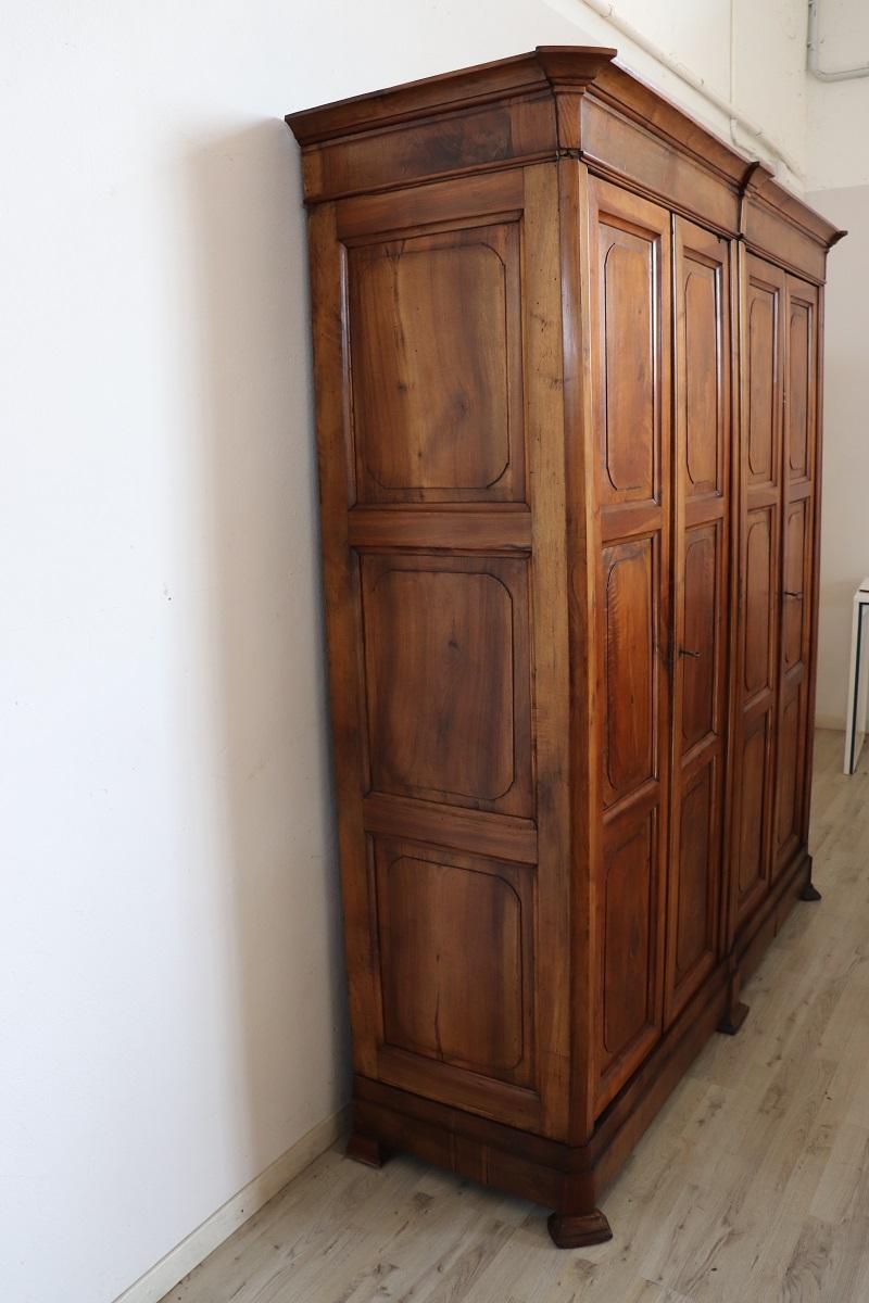 19. Jahrhundert Louis Philippe Massivholz Nussbaum Antike Große Garderobe (Mittleres 19. Jahrhundert) im Angebot