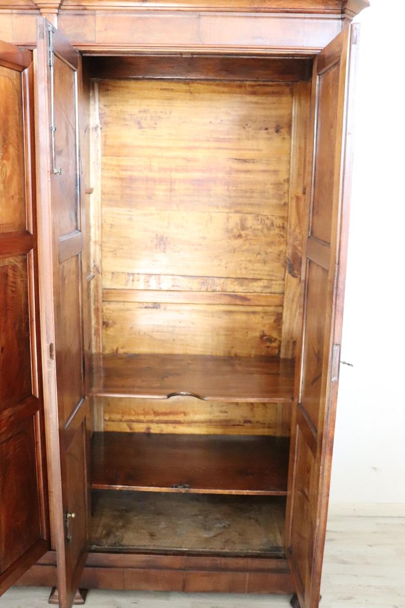 19. Jahrhundert Louis Philippe Massivholz Nussbaum Antike Große Garderobe (Walnuss) im Angebot