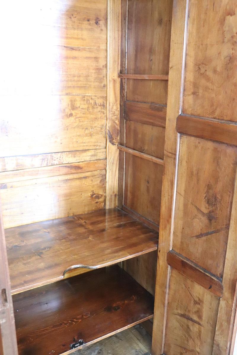 19. Jahrhundert Louis Philippe Massivholz Nussbaum Antike Große Garderobe im Angebot 1