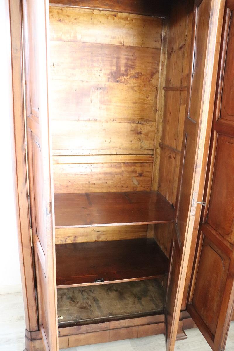19. Jahrhundert Louis Philippe Massivholz Nussbaum Antike Große Garderobe im Angebot 2