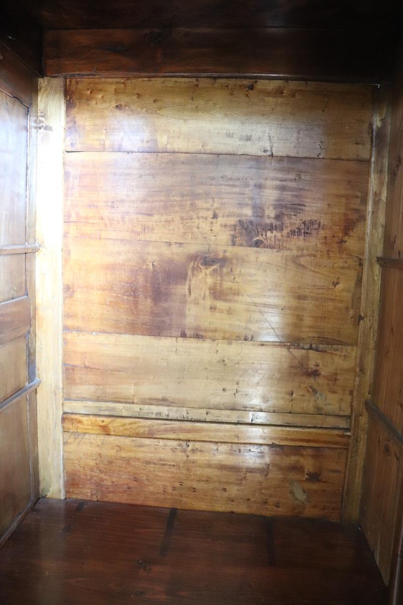 19. Jahrhundert Louis Philippe Massivholz Nussbaum Antike Große Garderobe im Angebot 3