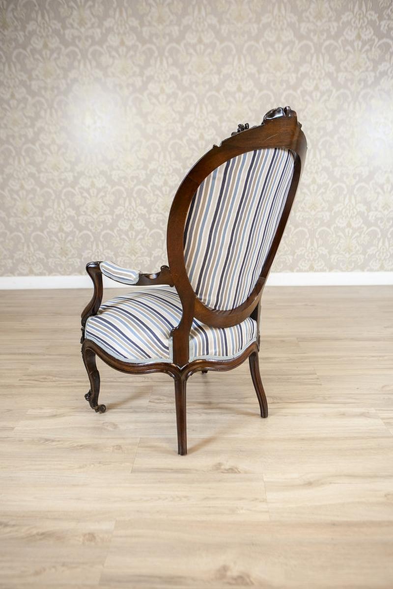 Fauteuil en acajou de style Louis Philippe, début du 19e siècle

Ce magnifique fauteuil du XIXe siècle de style Louis Philippe respire l'élégance et la sophistication intemporelles. L'imposant cadre en acajou attire le regard avec ses gracieux pieds