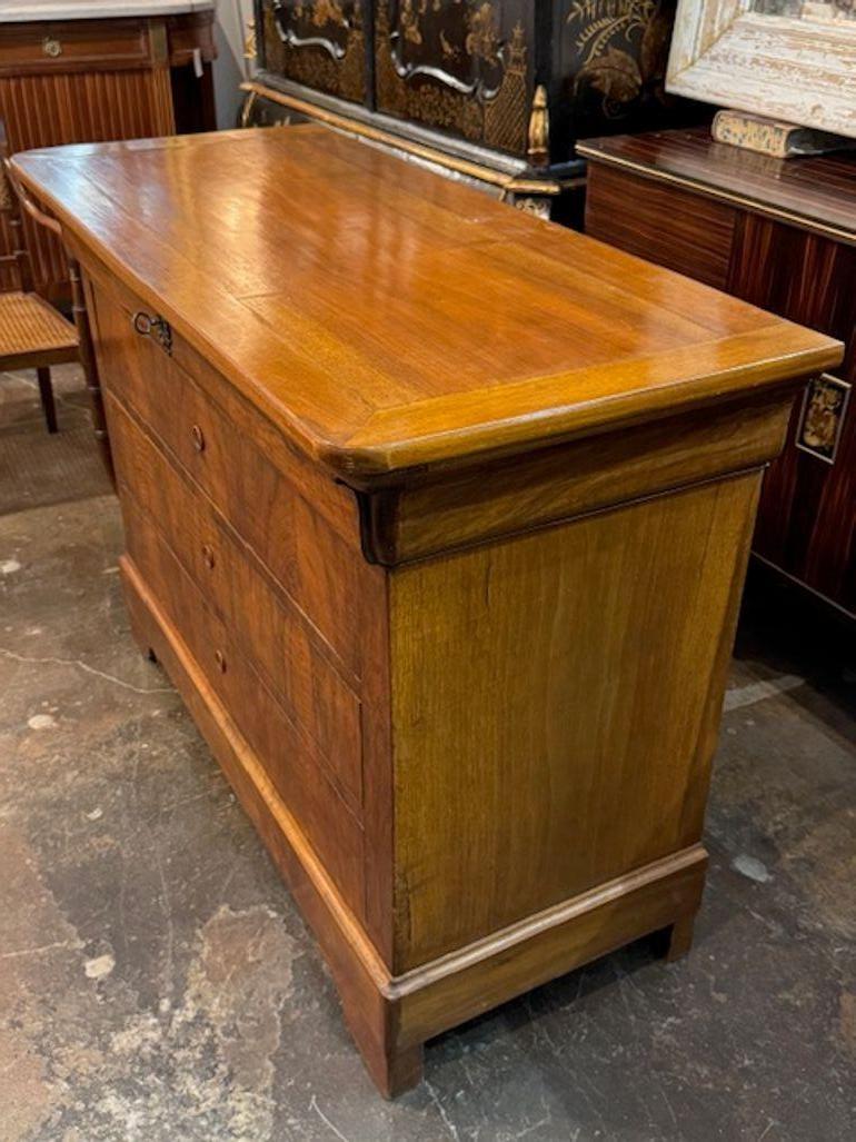 Français Commode en noyer Louis Philippe du 19ème siècle en vente