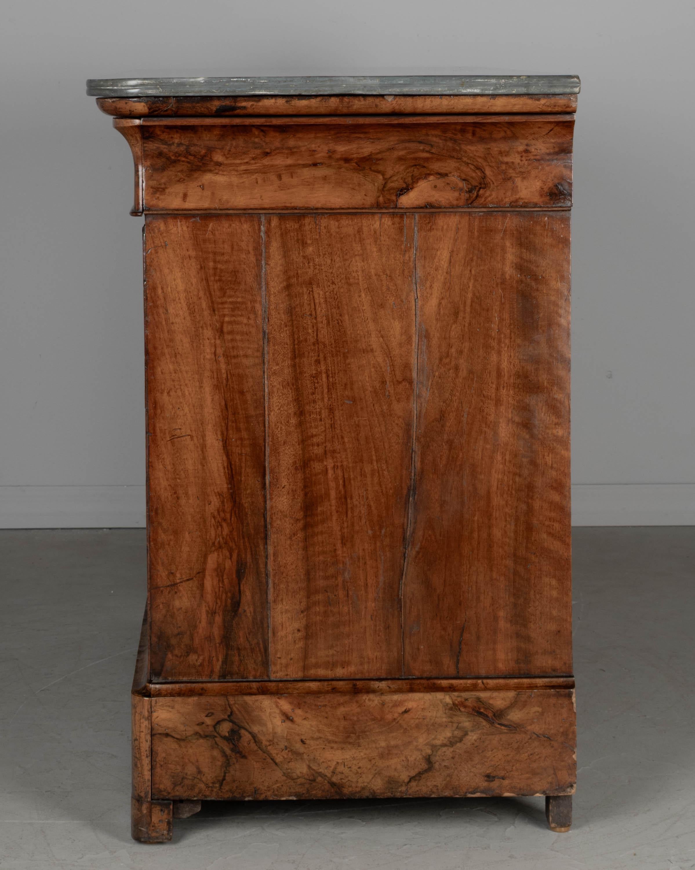 Bronzo Commode in noce Louis Philippe del XIX secolo in vendita