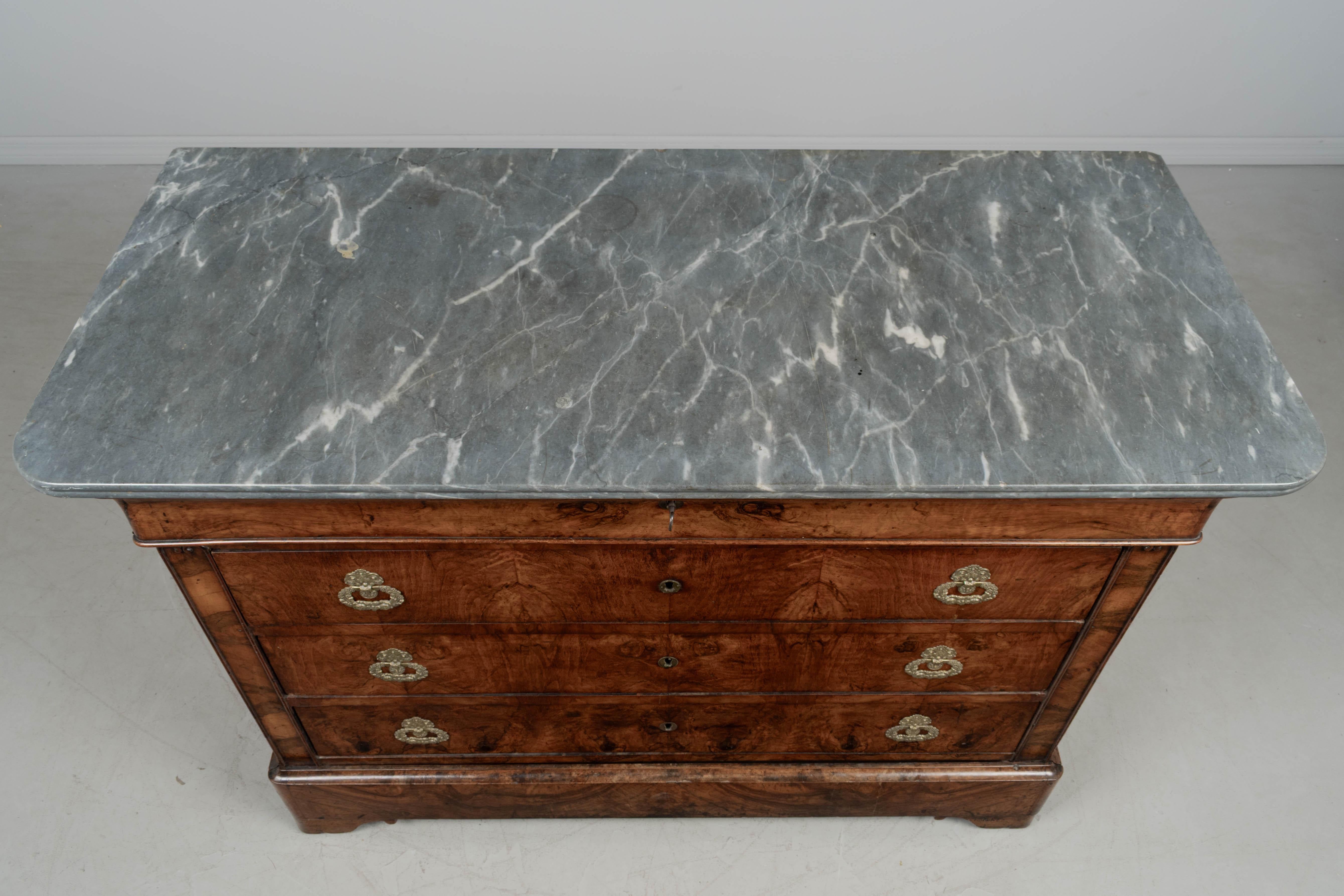 Commode in noce Louis Philippe del XIX secolo in vendita 2