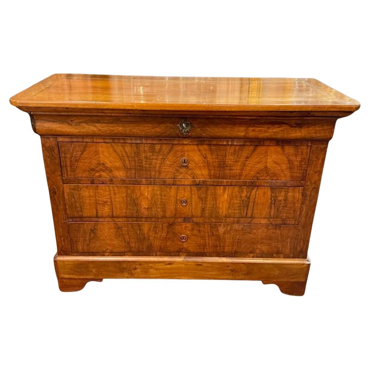 Commode en noyer Louis Philippe du 19ème siècle en vente