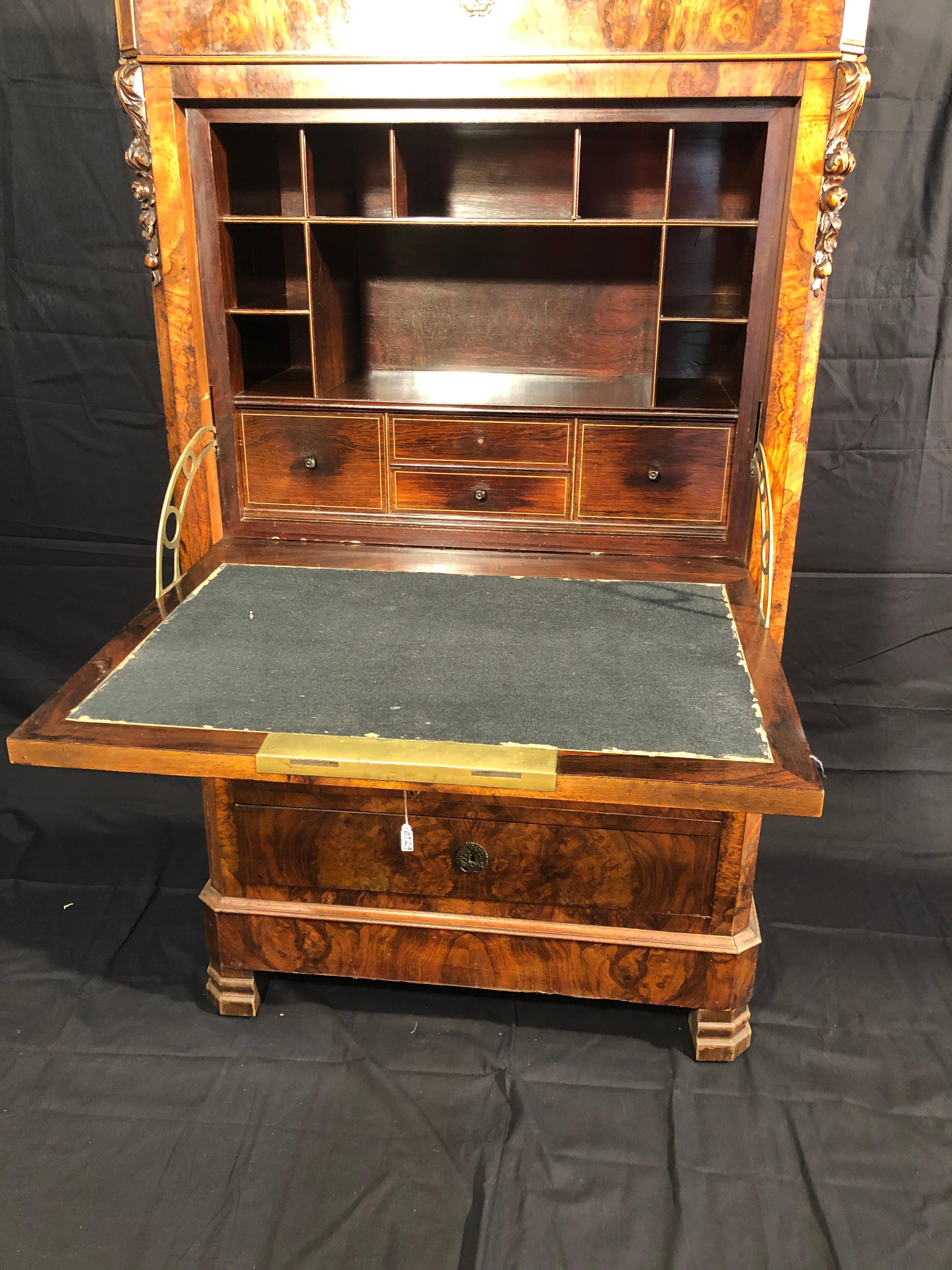 Beautiful French secretaire of the Louis-Philippe era, of excellent quality and quality of the woods, in walnut burl and rosewood interiors with inlays of fruit woods.
Contemporary marble in the cabinet, in excellent condition both outside and