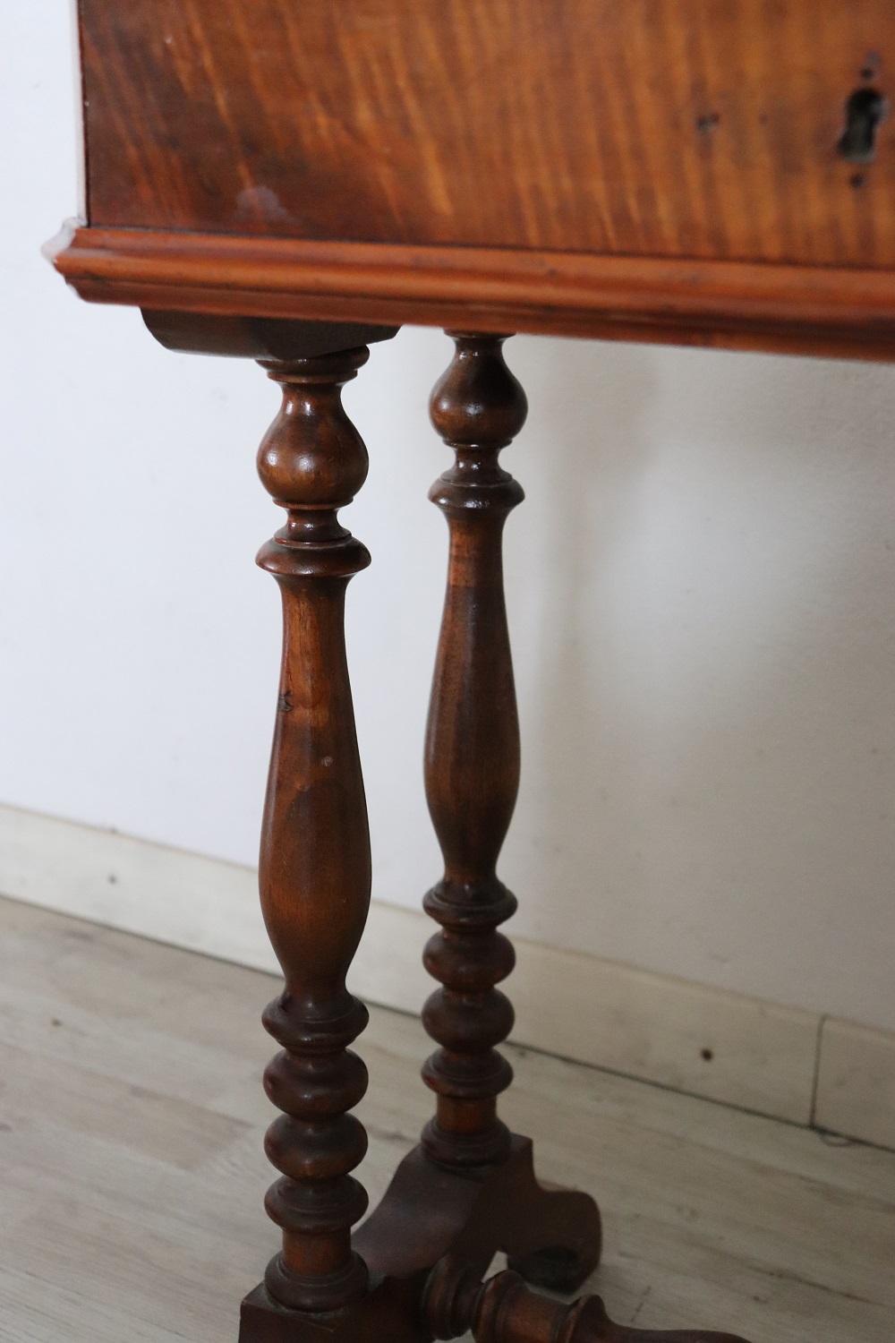 19th Century Louis Philippe Walnut Side Table In Good Condition For Sale In Casale Monferrato, IT