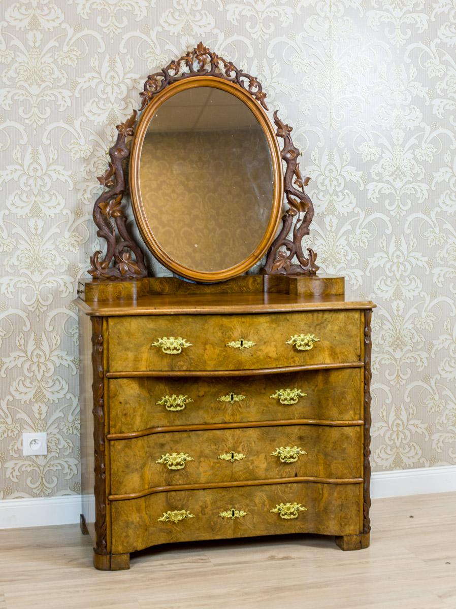 Table de toilette Louis Philippe du 19ème siècle en noyer

Nous vous présentons ce meuble, datant de la deuxième moitié du XIXe siècle, avec un placage décoratif et des sculptures remarquables.
Le meuble-lavabo est composé d'une commode à quatre