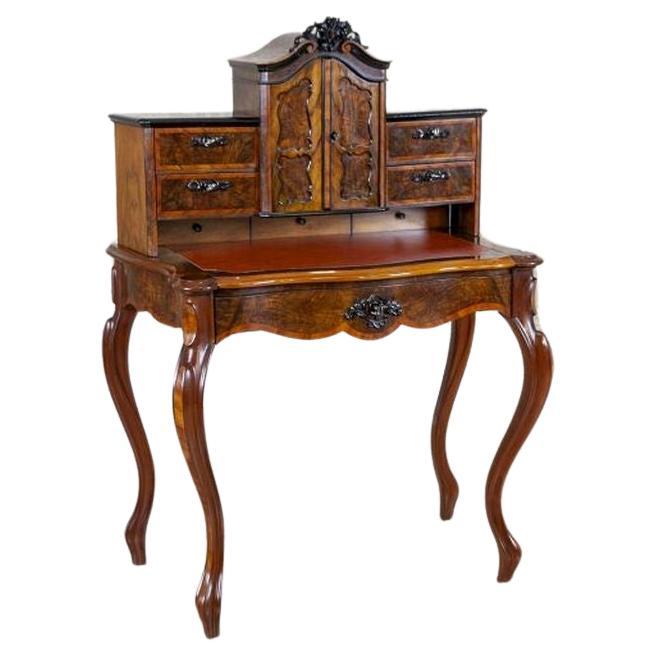 Louis-Philippe-Schreibtisch aus Nussbaumholz und Furnier aus dem 19. Jahrhundert nach der Renovierung