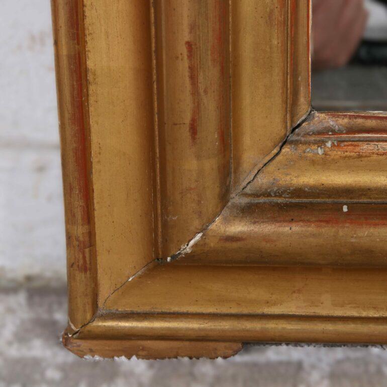 Specchio dorato francese in stile Phillips. Questo splendido pezzo risale al 1870. La cornice è intagliata a mano con una patina straordinaria.
Dimensioni:
W: 35″
D: 3″
T: 51″