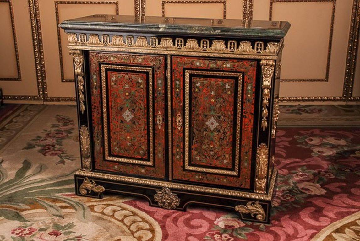 I bronzi dorati a fuoco sono caratteristici e di qualità eccezionale. Legno di quercia massiccio ebanizzato con intarsi in ottone tecnica Boulle. Corpus di destra. Nella parte anteriore articolata, ci sono due ampie porte con un pannello di