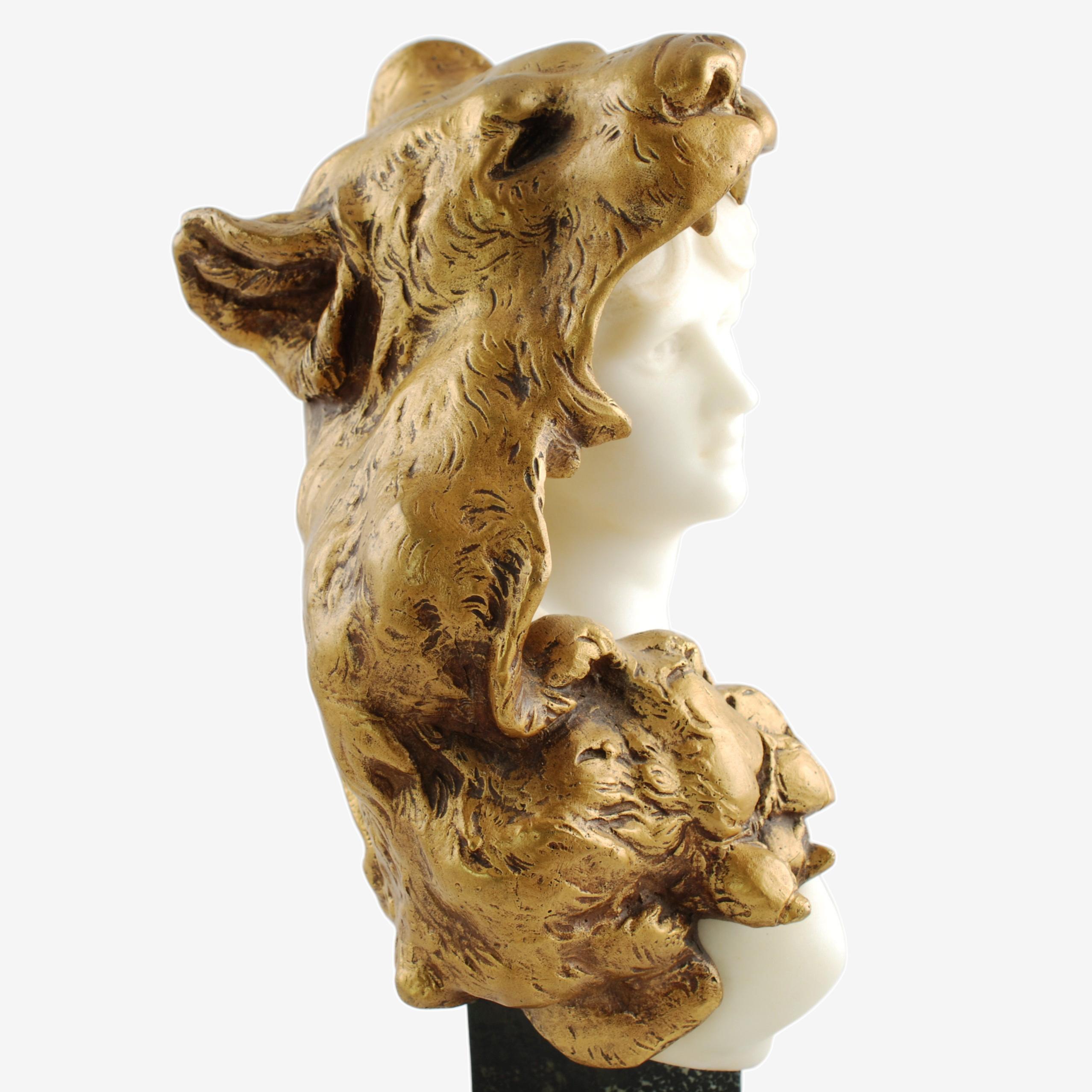 Busto in marmo e bronzo di Omphale di Louis-Robert Carrier-Belleuse del XIX secolo in vendita 3