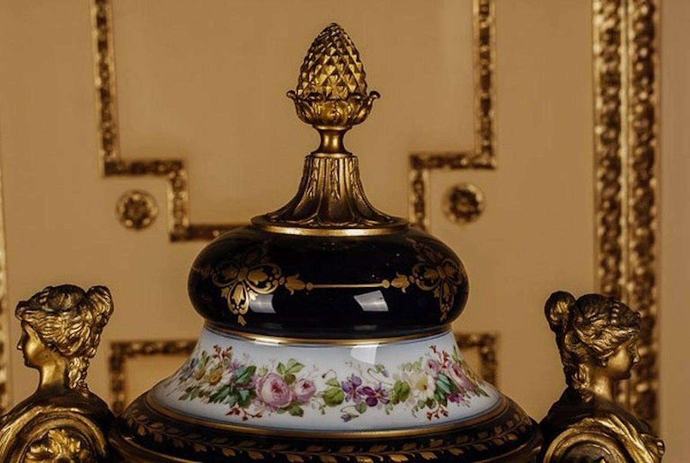 Vaso in porcellana di Louis Seize del XIX secolo in stile Napoleone III Sèvre in vendita 4