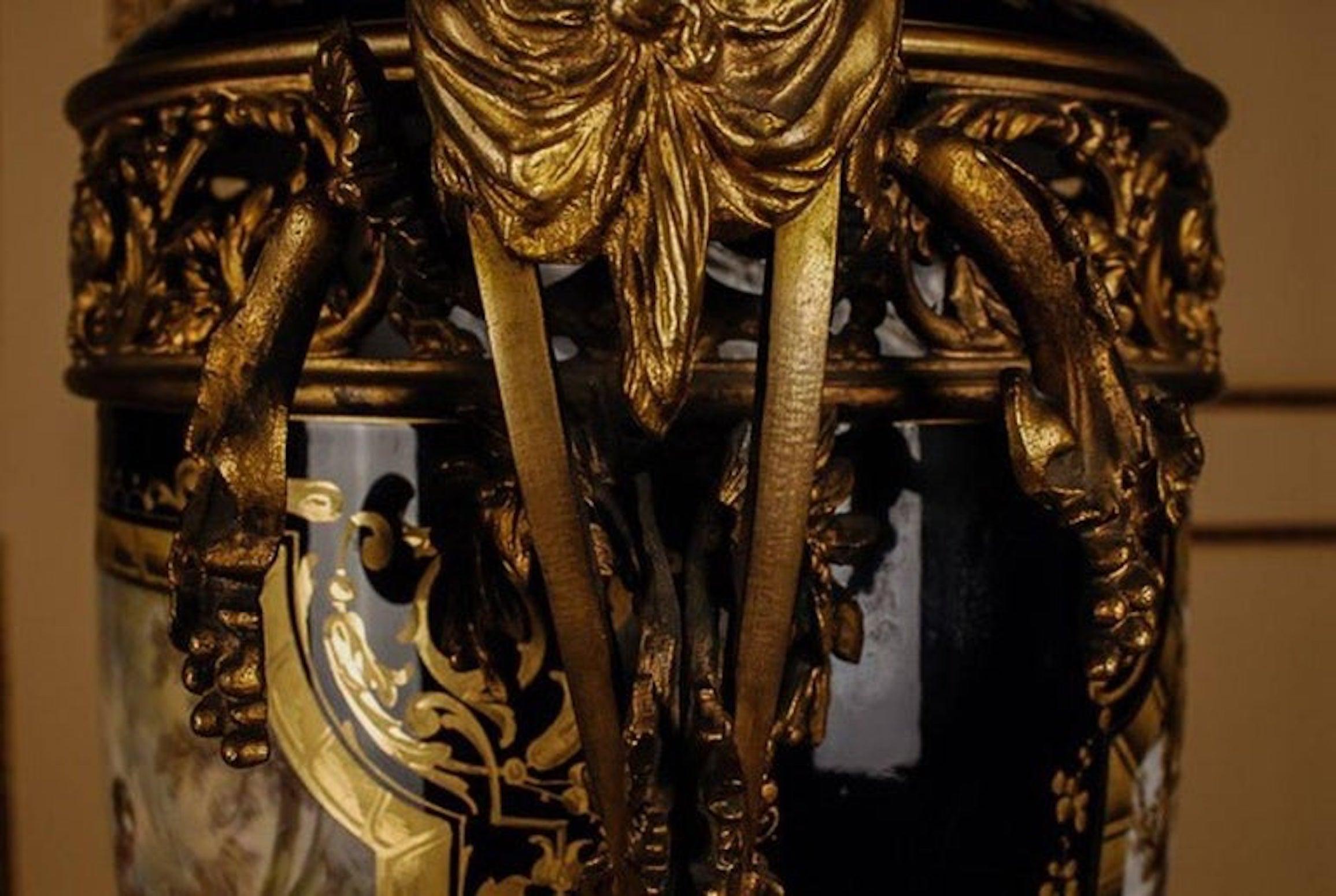 Francese Vaso in porcellana di Louis Seize del XIX secolo in stile Napoleone III Sèvre in vendita