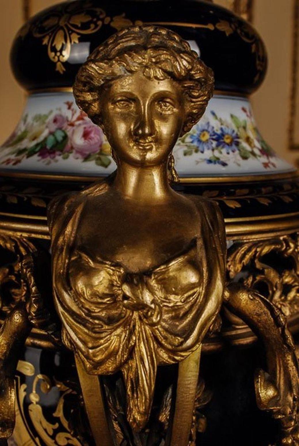 Dorato Vaso in porcellana di Louis Seize del XIX secolo in stile Napoleone III Sèvre in vendita