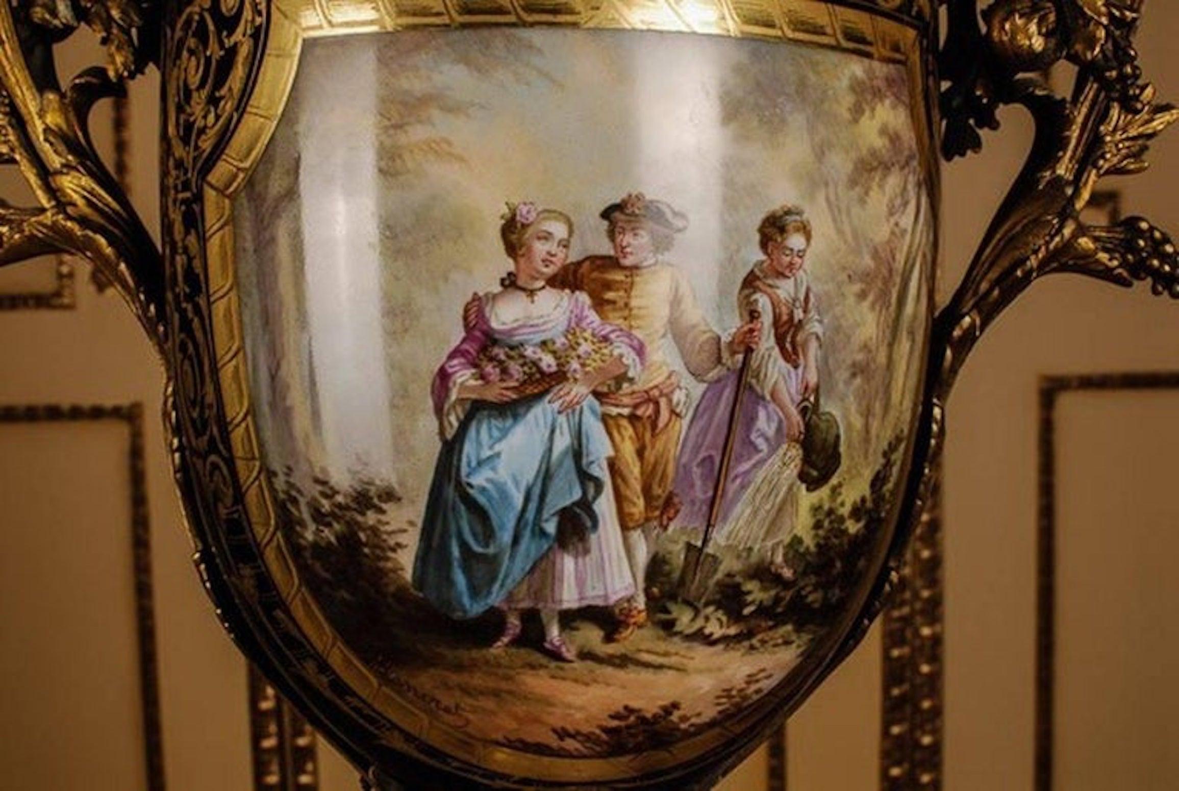 Vaso in porcellana di Louis Seize del XIX secolo in stile Napoleone III Sèvre In condizioni buone in vendita a Berlin, DE