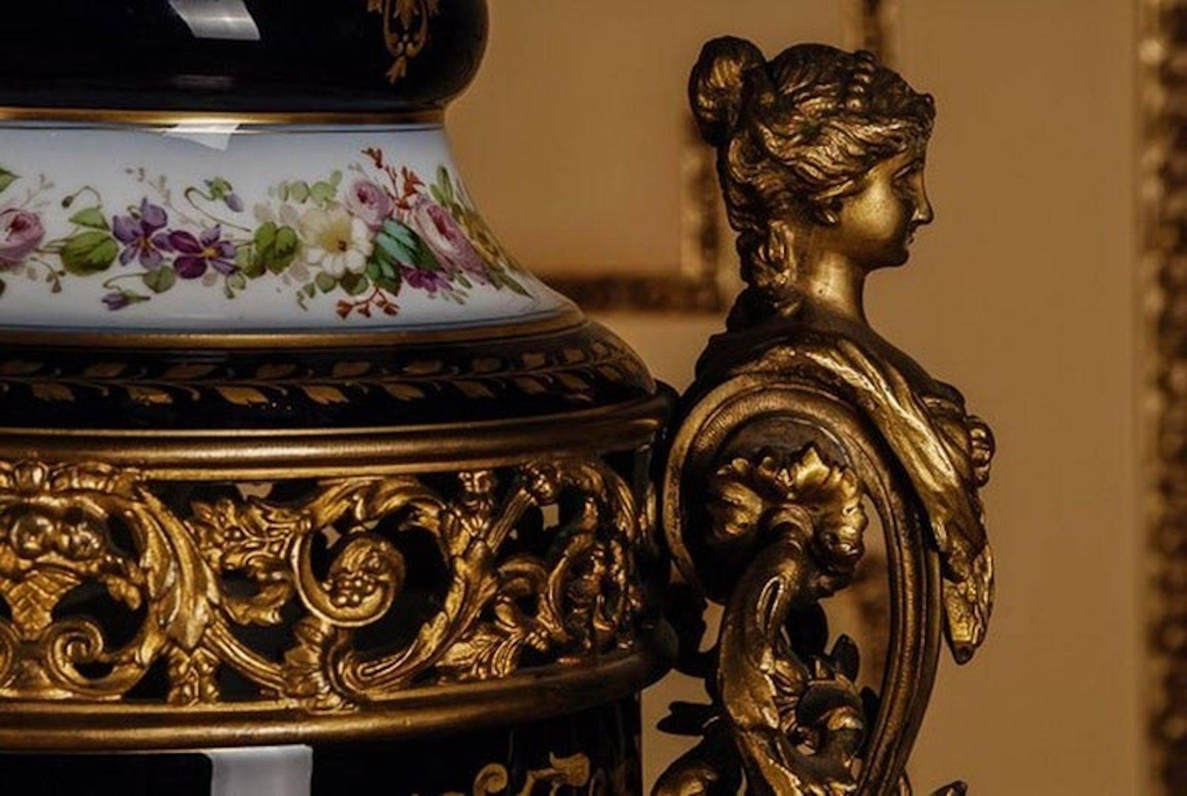 Vaso in porcellana di Louis Seize del XIX secolo in stile Napoleone III Sèvre in vendita 1