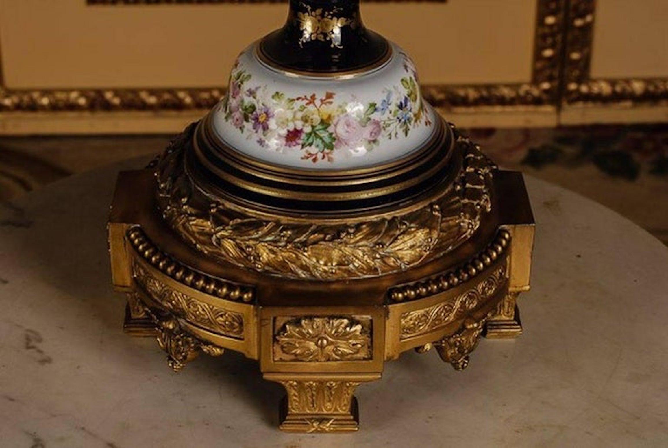 Vaso in porcellana di Louis Seize del XIX secolo in stile Napoleone III Sèvre in vendita 2