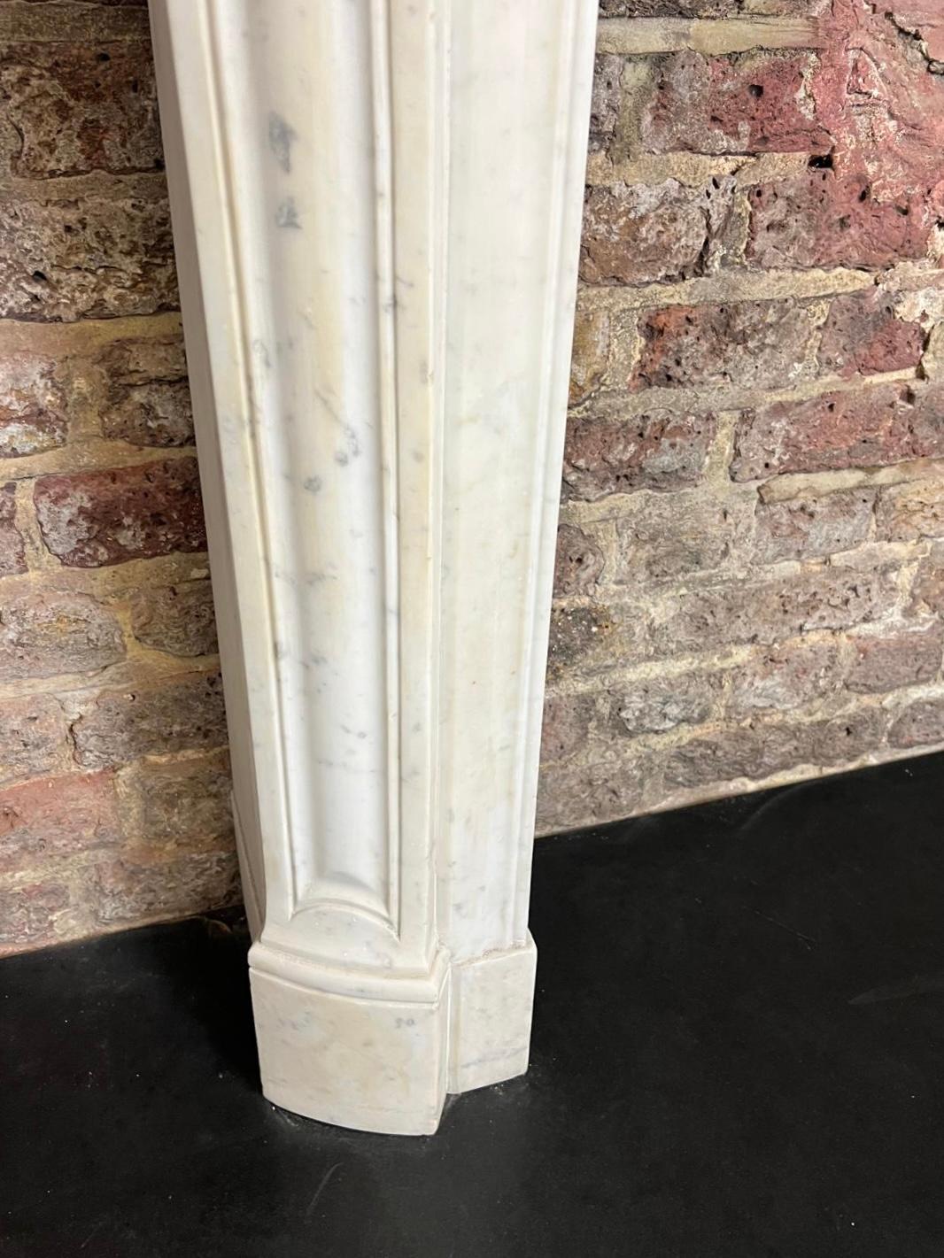 Cornice per caminetto in marmo bianco di Carrara Louis del XIX secolo in vendita 3