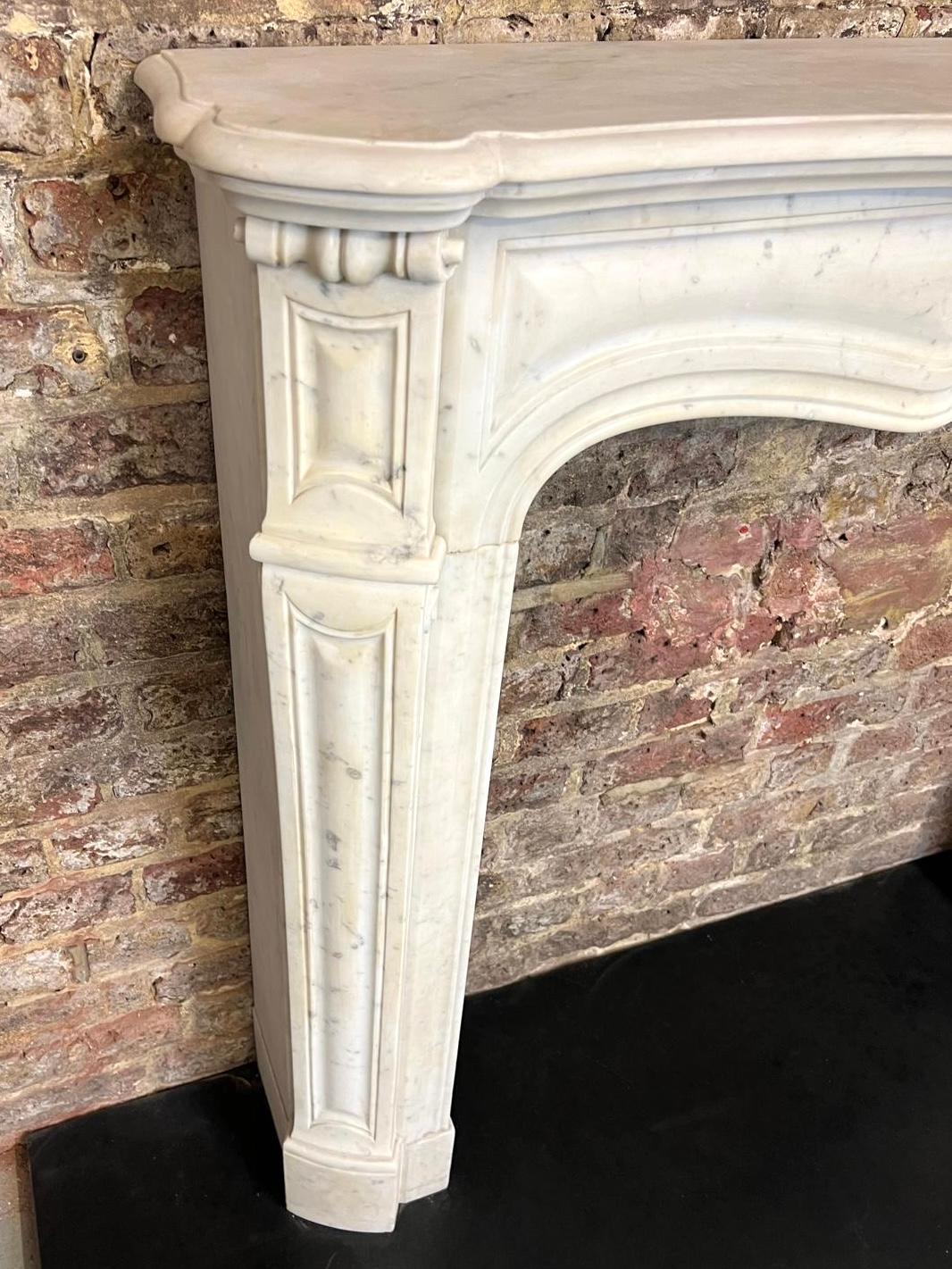 Rococò Cornice per caminetto in marmo bianco di Carrara Louis del XIX secolo in vendita