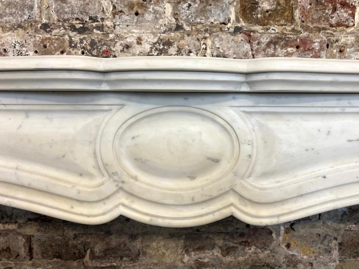 Britannico Cornice per caminetto in marmo bianco di Carrara Louis del XIX secolo in vendita