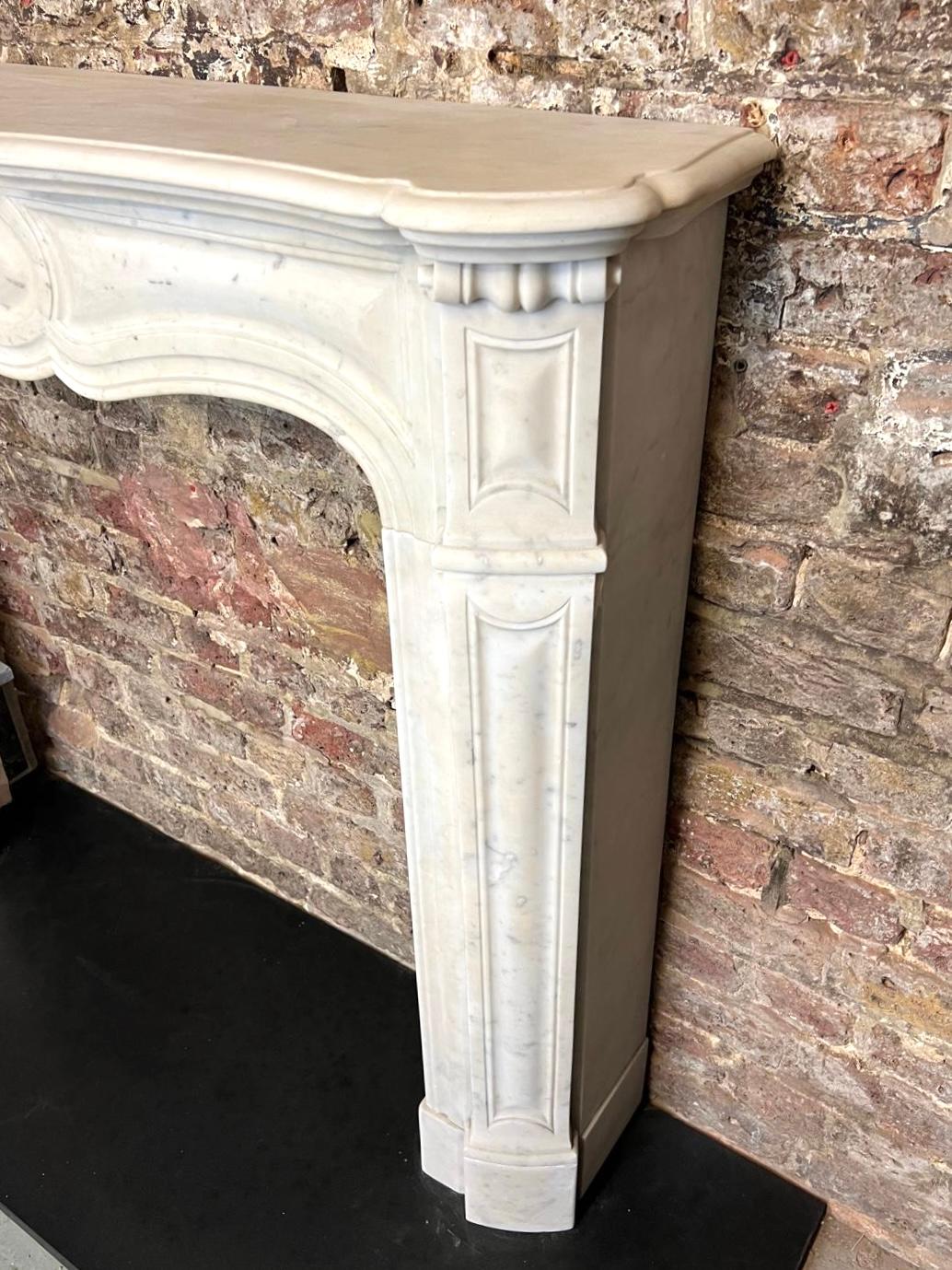 Intagliato a mano Cornice per caminetto in marmo bianco di Carrara Louis del XIX secolo in vendita