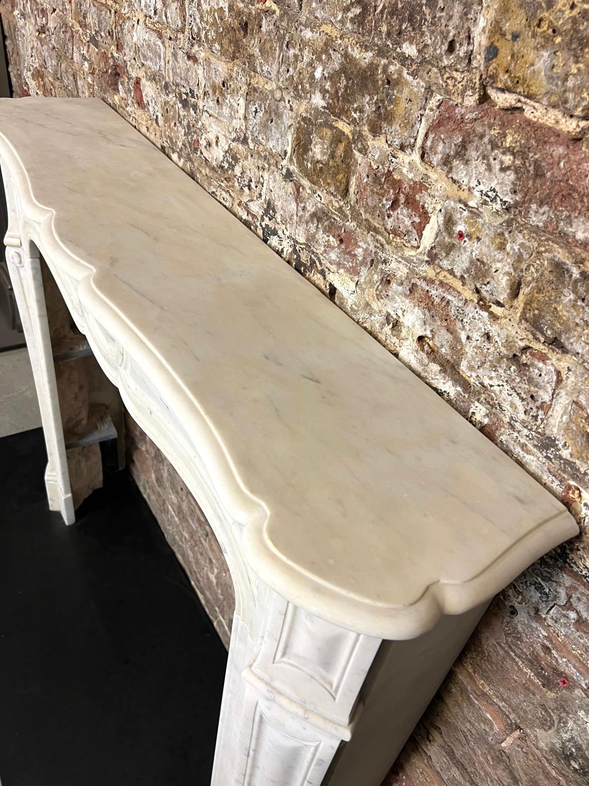 Cornice per caminetto in marmo bianco di Carrara Louis del XIX secolo In condizioni buone in vendita a London, GB