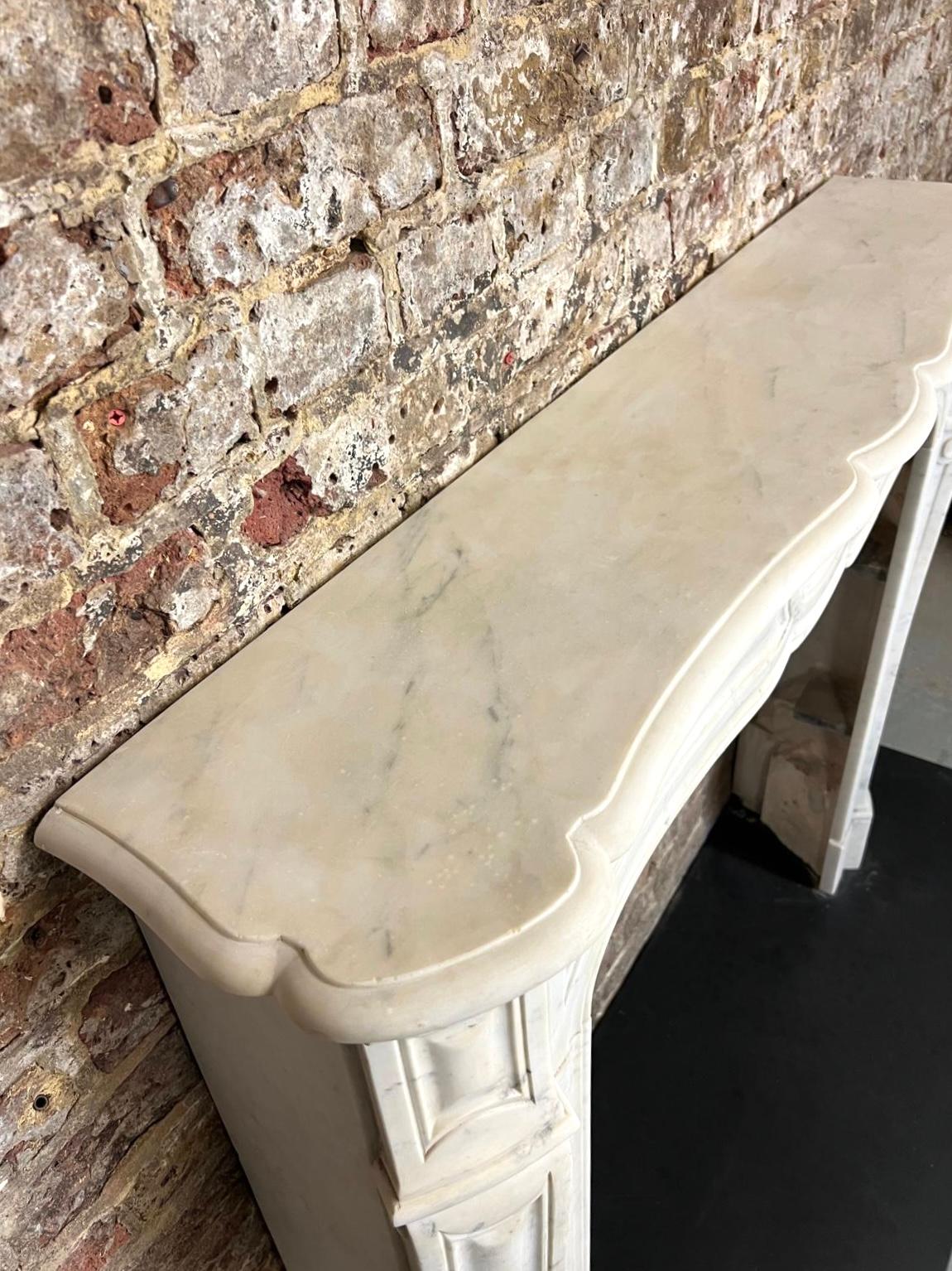 Marmo di Carrara Cornice per caminetto in marmo bianco di Carrara Louis del XIX secolo in vendita