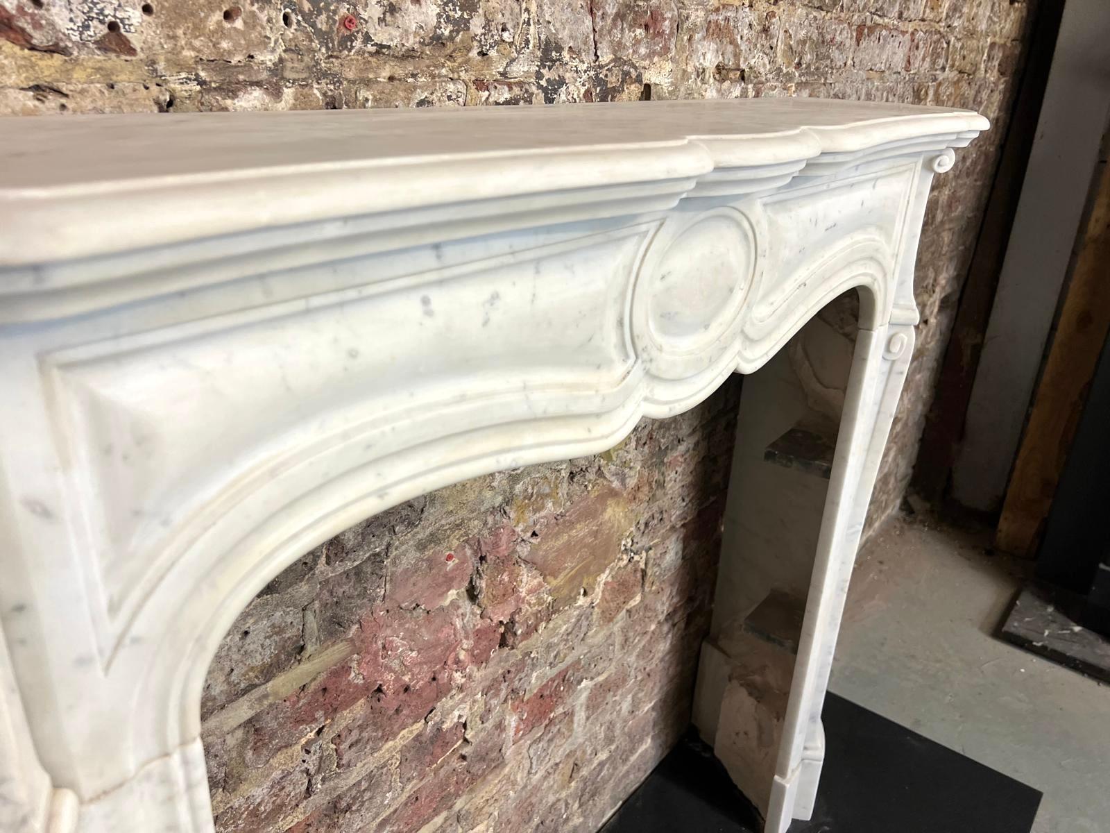 Cornice per caminetto in marmo bianco di Carrara Louis del XIX secolo in vendita 1