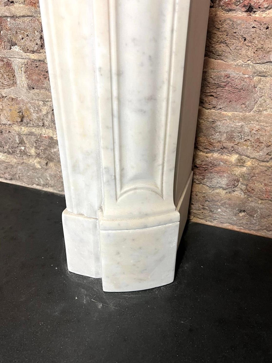 Cornice per caminetto in marmo bianco di Carrara Louis del XIX secolo in vendita 2