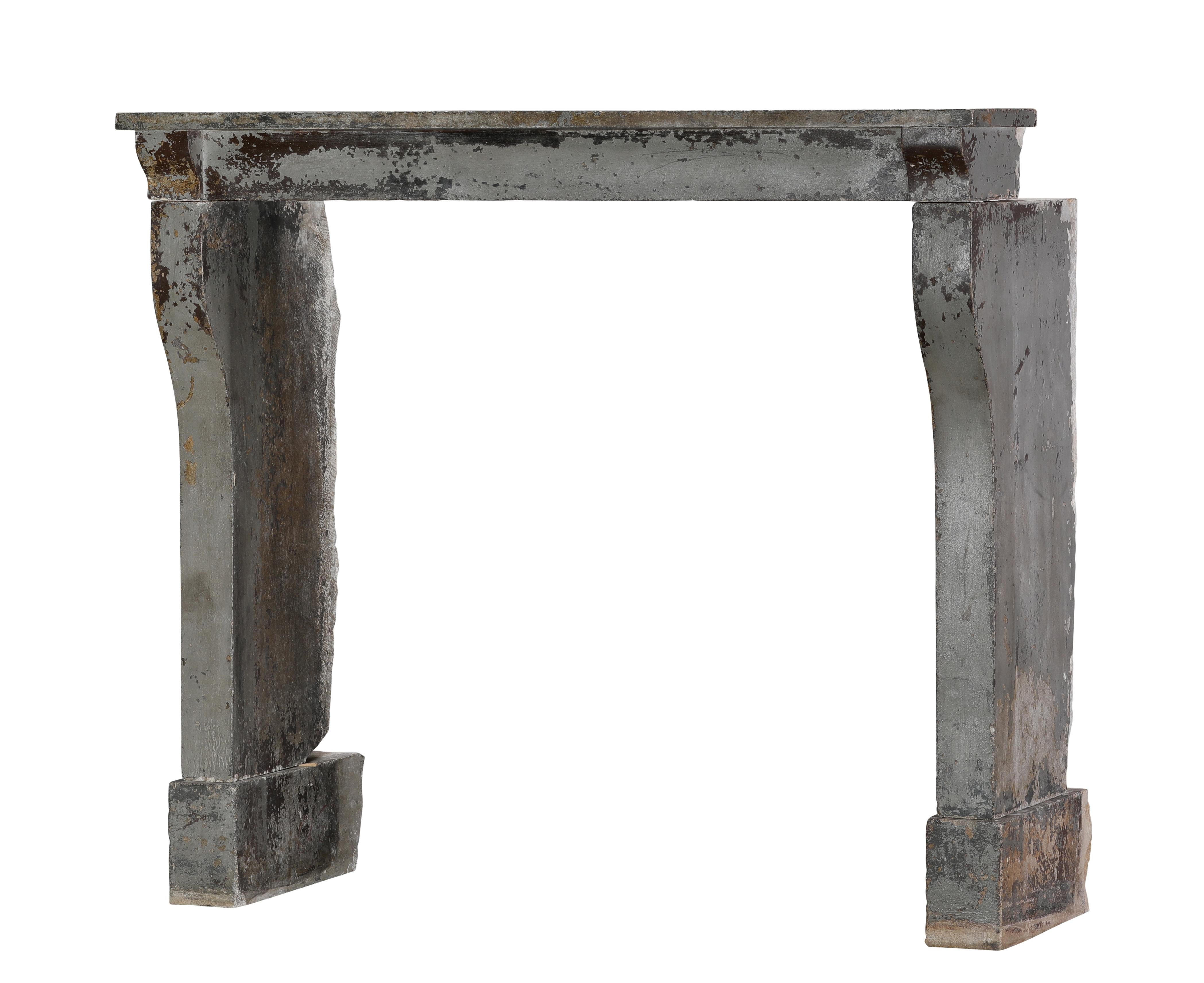 Rustikaler Kalksteinkamin aus dem 19. Jahrhundert Louis XIII  Original Patina  Seltenheit im Angebot 3