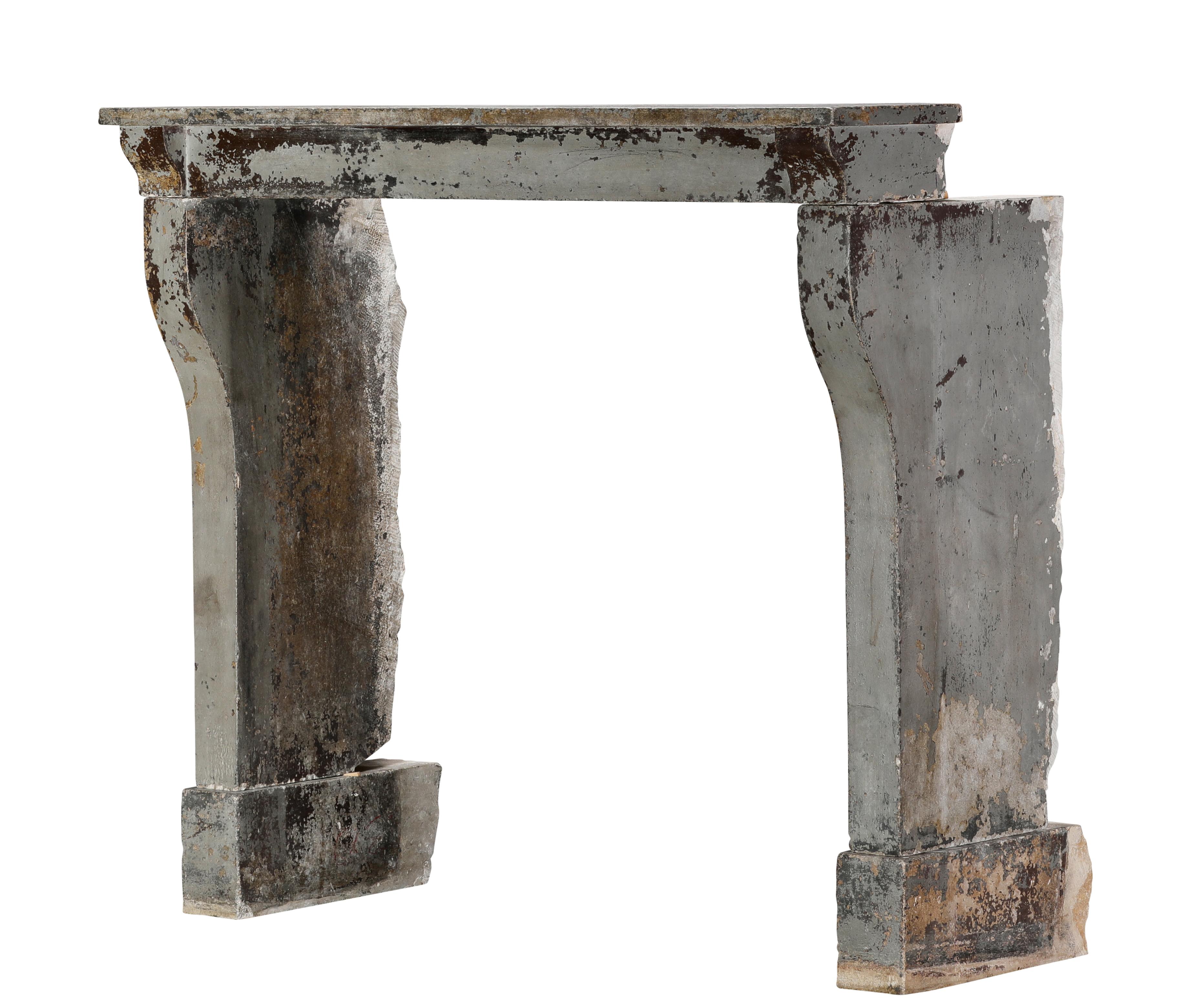 Rustikaler Kalksteinkamin aus dem 19. Jahrhundert Louis XIII  Original Patina  Seltenheit im Angebot 4