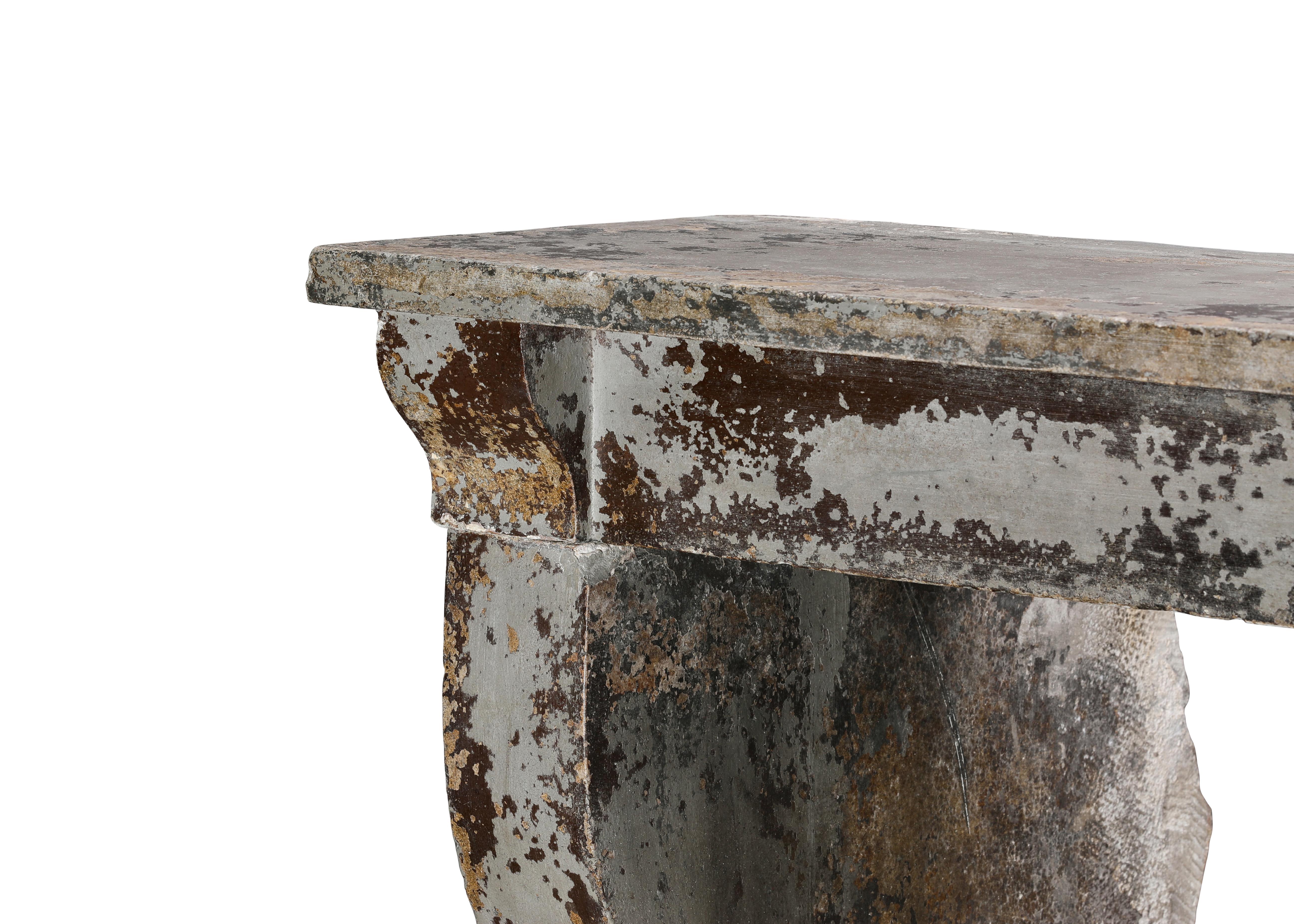 Rustikaler Kalksteinkamin aus dem 19. Jahrhundert Louis XIII  Original Patina  Seltenheit im Angebot 8