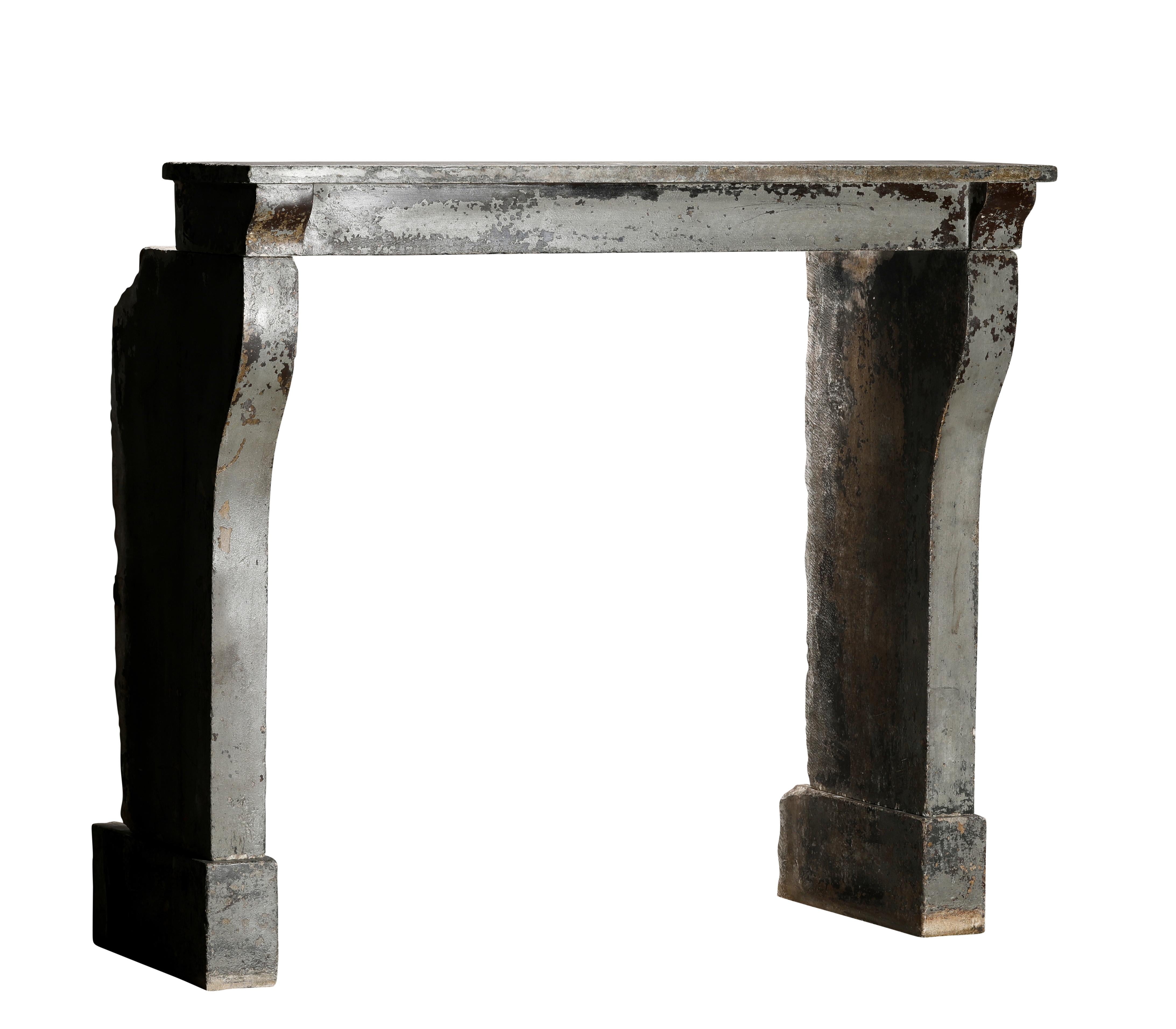Rustikaler Kalksteinkamin aus dem 19. Jahrhundert Louis XIII  Original Patina  Seltenheit im Angebot 10
