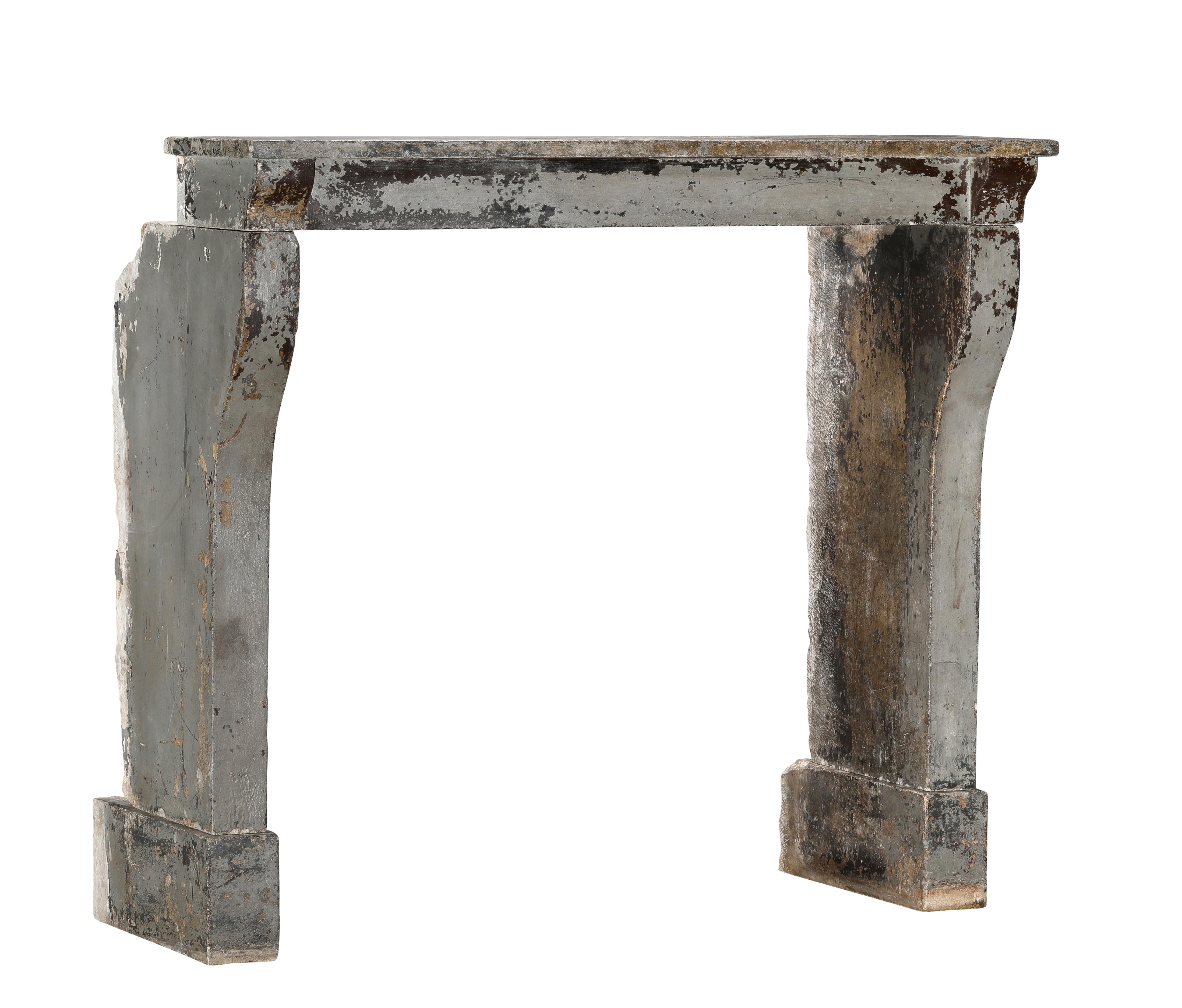 Rustikaler Kalksteinkamin aus dem 19. Jahrhundert Louis XIII  Original Patina  Seltenheit im Angebot 11