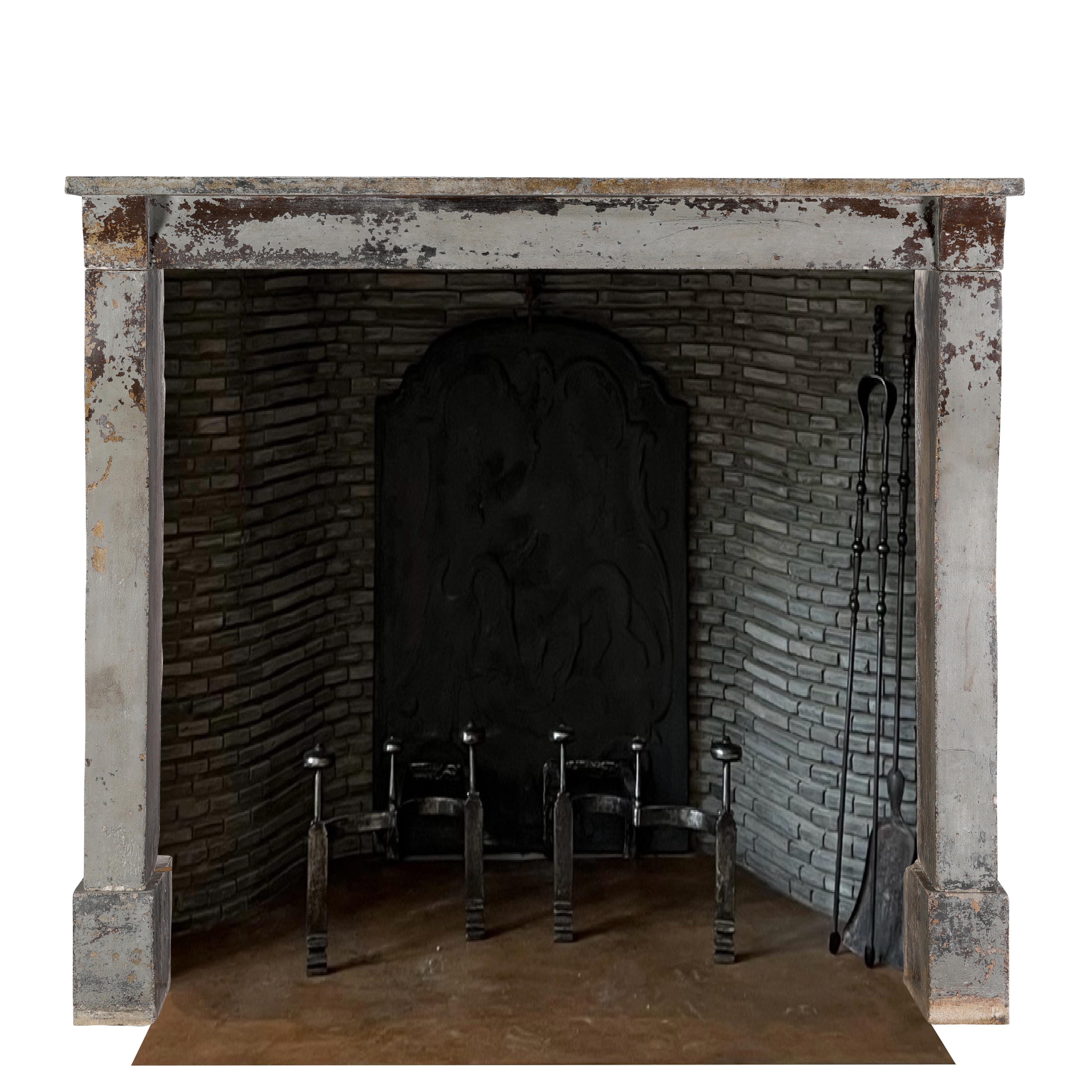 Rustikaler Kalksteinkamin aus dem 19. Jahrhundert Louis XIII  Original Patina  Seltenheit im Zustand „Hervorragend“ im Angebot in Beervelde, BE