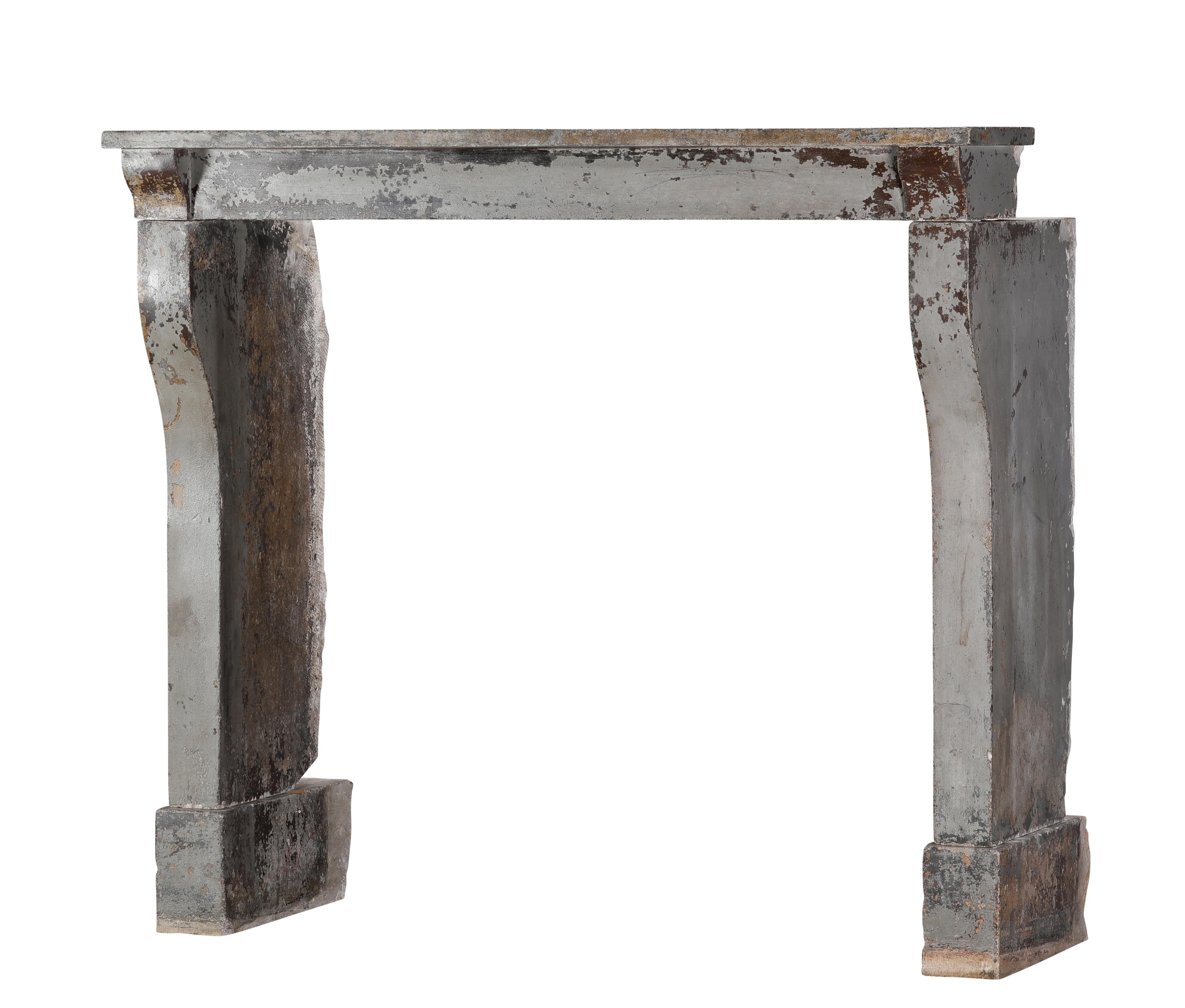 Rustikaler Kalksteinkamin aus dem 19. Jahrhundert Louis XIII  Original Patina  Seltenheit im Angebot 2